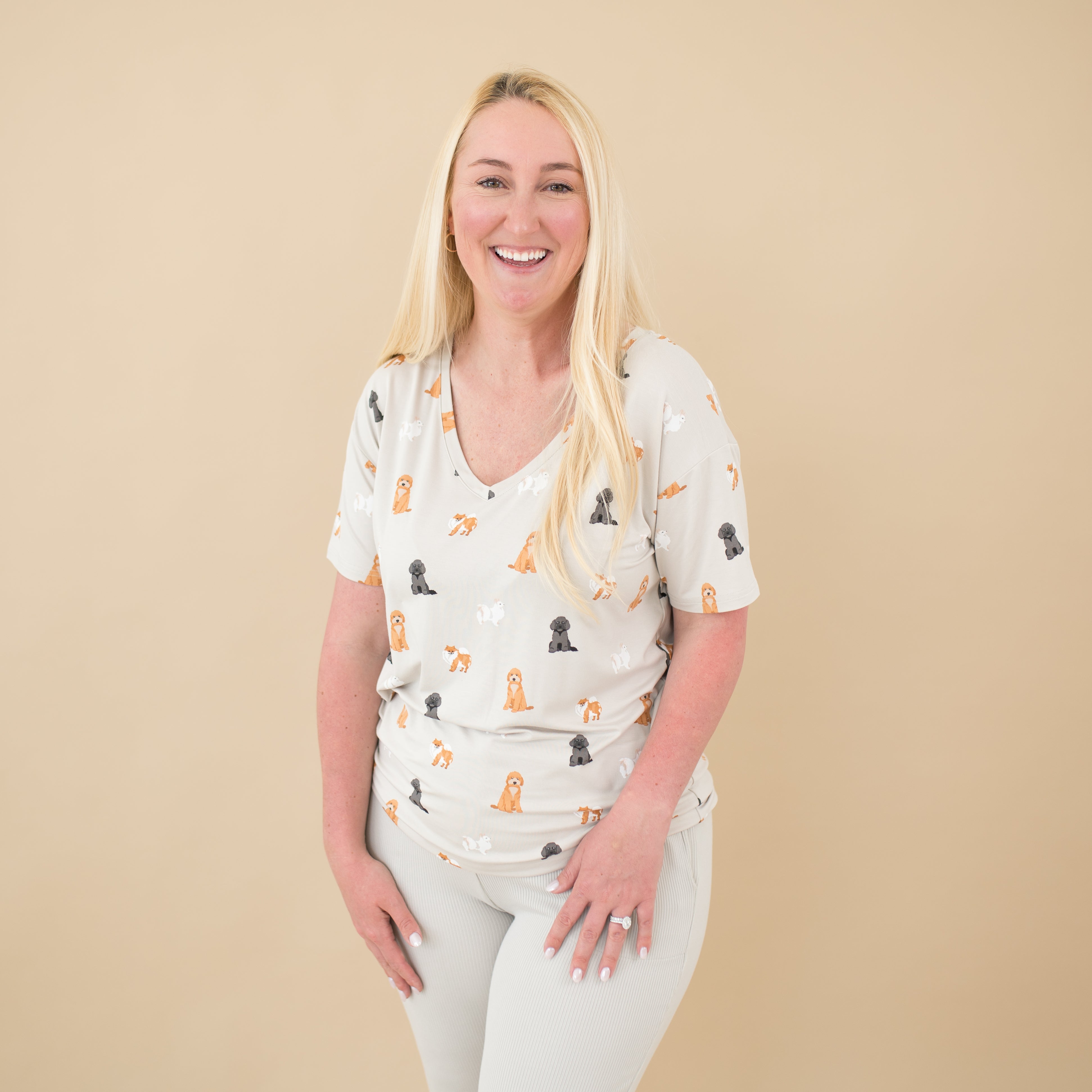 Women’s Relaxed Fit V-Neck in Fluffy Dog